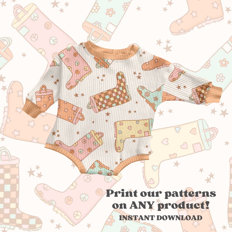 K&ouml;nnte beinhalten: Ein wei&szlig;er Langarm-Body mit einem Muster aus bunten Gummistiefeln. Die Stiefel haben verschiedene Designs, darunter Peace-Zeichen, Herzen und Karomuster. Der Text "Drucken Sie unsere Muster auf JEDES Produkt! SOFORTIGER DOWNLOAD" befindet sich am unteren Rand des Bildes.