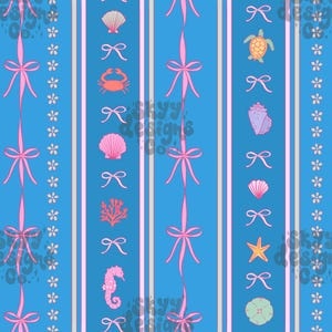 Puede incluir: Patrón sin costuras con fondo azul, rayas verticales en azul claro y rosa, y lazos rosas. El diseño incluye varias criaturas marinas como estrellas de mar, caballitos de mar y conchas. El patrón tiene un tema náutico caprichoso.
