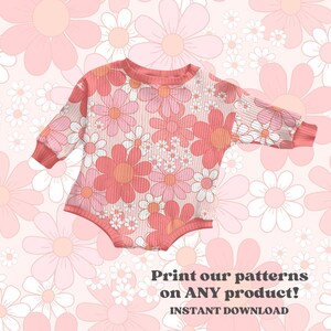 Op de afbeelding: Een roze romper met lange mouwen met een witte en roze daisy print. De romper is op een roze achtergrond met een witte daisy print. De tekst "Print onze patronen op ELK product! DIRECTE DOWNLOAD" staat onderaan de afbeelding.