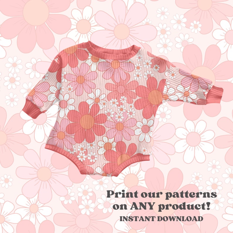 Op de afbeelding: Een roze romper met lange mouwen met een witte en roze daisy print. De romper is op een roze achtergrond met een witte daisy print. De tekst "Print onze patronen op ELK product! DIRECTE DOWNLOAD" staat onderaan de afbeelding.