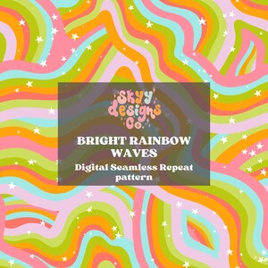 Puede incluir: Un patrón digital sin costuras que presenta líneas onduladas de colores brillantes del arcoíris con estrellas blancas sobre un fondo negro. El texto "Skyy Designs Co." está en el centro de la imagen con el texto "Bright Rainbow Waves Digital Seamless Repeat pattern" debajo.