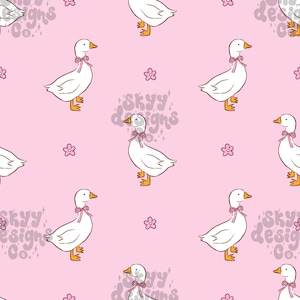 Puede incluir: Un patrón sin costuras con gansos blancos con lazos rosas sobre un fondo rosa. Los gansos miran en diferentes direcciones y están rodeados de pequeñas flores rosas. El texto "Skyy Designs Co." aparece en el patrón.