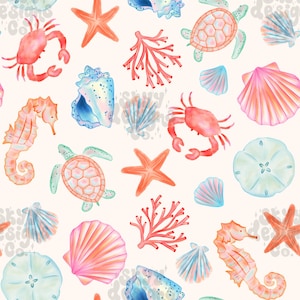 Könnte beinhalten: Ein sich wiederholendes Muster mit Aquarellillustrationen von Meereslebewesen. Das Design umfasst Krebse, Seesterne, Seepferdchen, Meeresschildkröten, Muscheln, Korallen und Sanddollar in Rosa-, Orange-, Blau- und Grüntönen auf cremefarbenem Hintergrund.