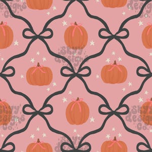 Könnte beinhalten: Ein sich wiederholendes Muster auf altrosa Hintergrund mit orangefarbenen Kürbissen, die mit hellrosa Schleifen gebunden sind. Das Design enthält schwarze geschwungene Linien, die eine Gitterstruktur bilden, mit kleinen weißen Sternen.