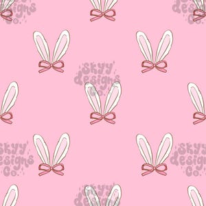 Può includere: Uno schema senza cuciture con orecchie di coniglio rosa con fiocchi rosa su uno sfondo rosa. Il testo "Skyy Designs Co." è ripetuto in tutto lo schema.