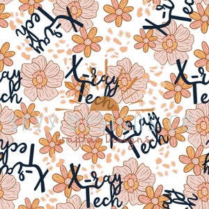 Könnte beinhalten: Ein weißer Hintergrund mit einem sich wiederholenden Muster aus rosa und orangefarbenen Blumen. Der Text "X-ray Tech" wird im gesamten Muster in dunkelblauer Schrift wiederholt.