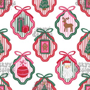Peut inclure: Motif répété d'ornements de Noël avec des fonds rayés rouges et verts. Chaque ornement présente une image de vacances différente, notamment un cadeau, un renne, un bonhomme en pain d'épices, un arbre de Noël, le Père Noël et une boule de Noël.