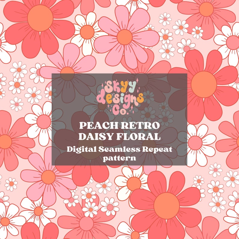 Op de afbeelding: Perzik retro daisy floral naadloos herhalend patroon digitaal download. Het patroon heeft roze en witte madeliefjes op een perzikkleurige achtergrond. De tekst "Skyy Designs Co." staat in het midden van de afbeelding.