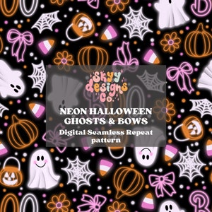 Puede incluir: Un patrón digital sin costuras que presenta elementos de Halloween en color rosa neón, naranja y blanco sobre un fondo negro. El patrón incluye fantasmas, calabazas, maíz dulce, lazos y telarañas. El texto "Skyy Designs Co." y "Neon Halloween Ghosts & Bows" está incluido en el patrón.