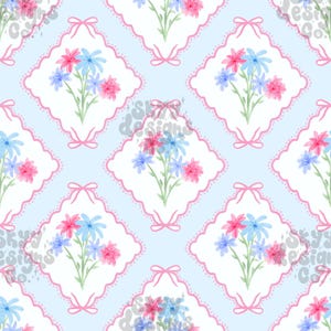 Op de afbeelding: Een herhalend patroon van roze en blauwe bloemboeketten, geplaatst in witte ruitvormige frames met roze geschulpte randen en strikken, tegen een lichtblauwe achtergrond. Het ontwerp doet denken aan vintage behang of stof.