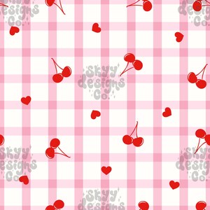 Op de afbeelding: Een naadloos patroon met rode kersen en harten verspreid over een roze en witte gingham achtergrond. Het ontwerp bevat de tekst "skyy designs Co." in een gestileerd lettertype, wat een speelse en grillige uitstraling creëert.