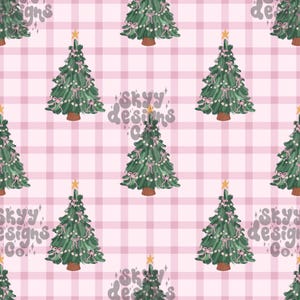 Puede incluir: Patrón repetido de árboles de Navidad verdes con lazos rosas y luces de cadena sobre un fondo de cuadros rosas y blancos. Cada árbol está coronado con una estrella dorada y tiene un tronco marrón. El texto "Skyy Designs Co." es visible.