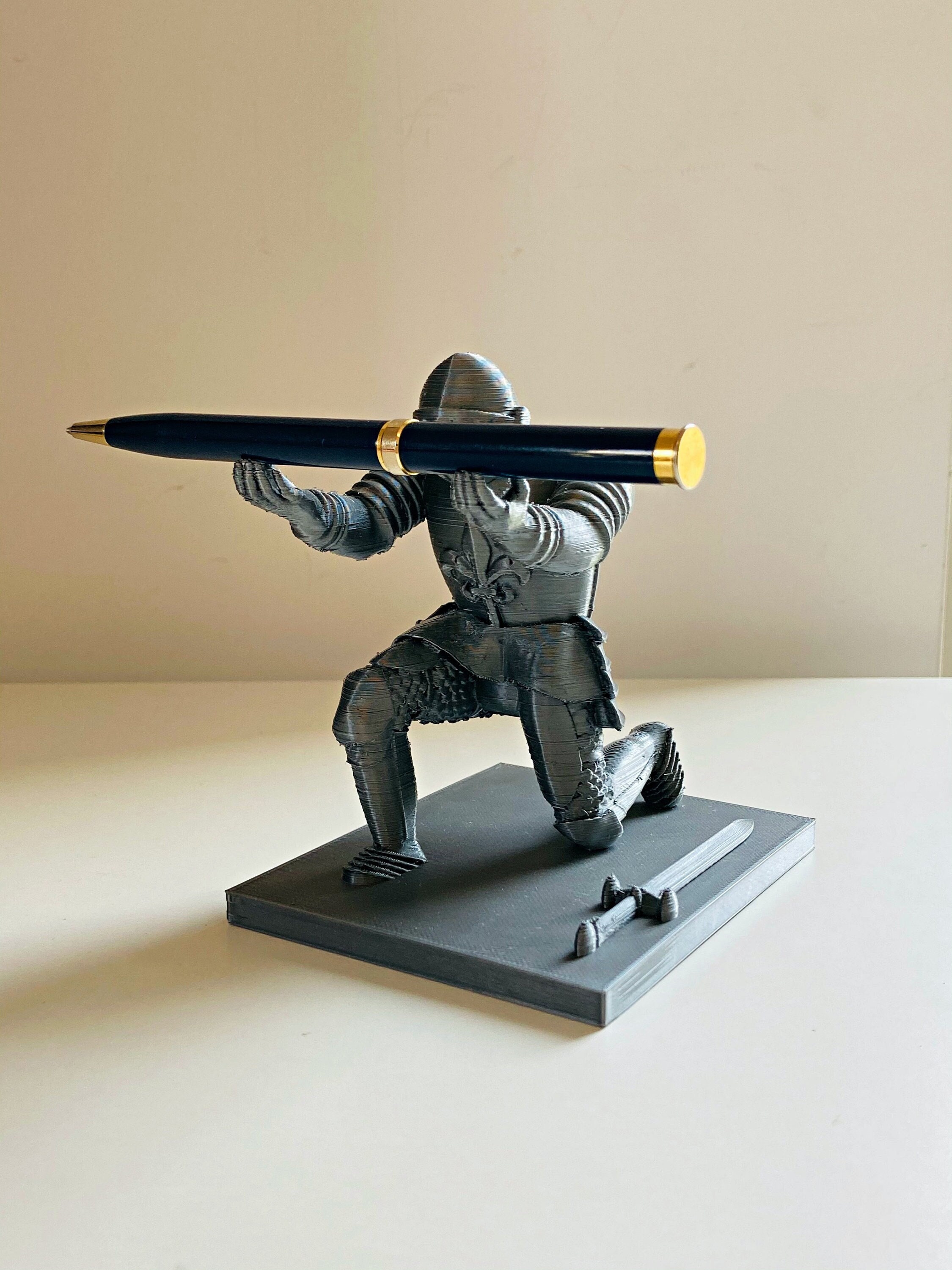Magnetic Pen Holder For Desk, Knight Pen Holder Cool Desk Accessories,  Roman Commander Kneeling Pencil Holders Finish Statue With Sword Holder 