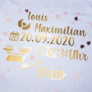 Könnte beinhalten: Goldene Vinyl-Aufkleber mit dem Namen Louis Maximilian, dem Datum 20.09.2020, der Uhrzeit 07:34 Uhr, einem Gewicht von 3510 Gramm und einer Länge von 51 cm. Die Aufkleber befinden sich auf einem weißen Hintergrund mit rosa und braunem Konfetti.