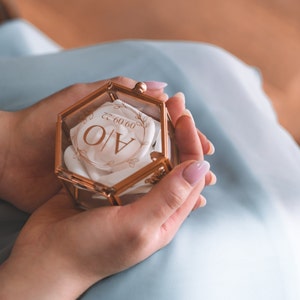 Ringbox Ringschatulle Schmuckschatulle in Gold aus Glas mit Personalisierung für die Trauung / Hochzeit Bild 2