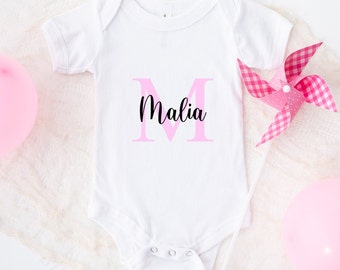 Personalisierte Baby Bodys | Mit Namen personalisiert | Großer Buchstabe + Name | Geschenk zur Geburt