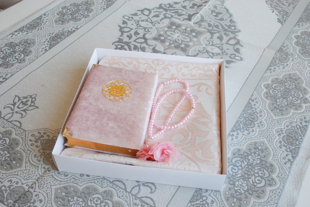 Holy Quran in Keepsake Velvet Gift Case Selcuk Tulip - Red