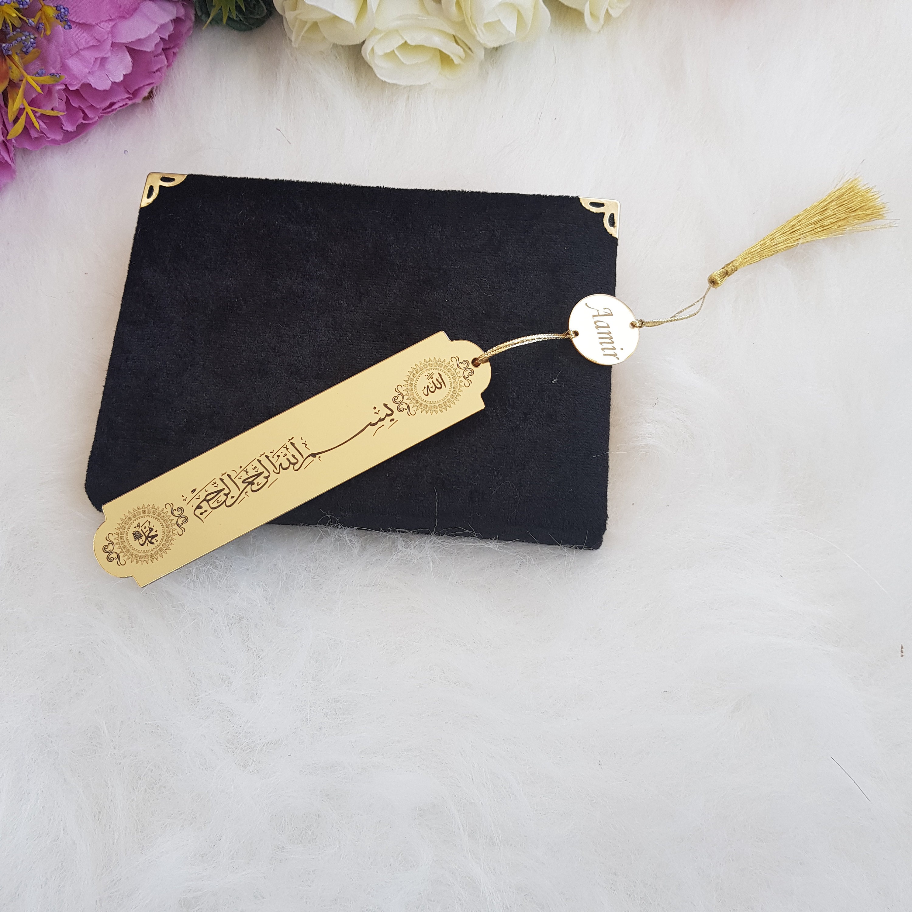 Segnalibro Corano Acrilico Con Nappa – Finitura Oro Lucido, 10x2 Cm, Incluso Sacchetto In Velluto Nero, Regalo Per Ramadan Ed Eid