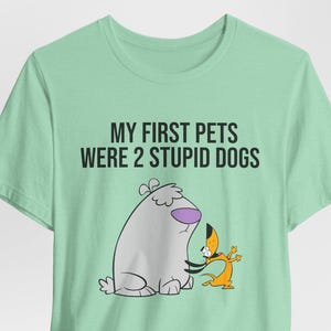 Mes premiers animaux de compagnie ont été 2 chiens stupides - T-shirt à motif graphique dessin animé rétro | Nostalgie d'animation des années 90 | Chemise Fandom unisexe | Produits dérivés Novakins