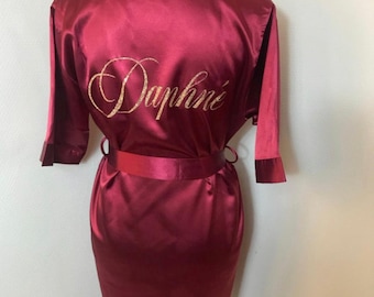 Peignoir Satin Personnalisé – Cadeau Mariée, EVJF, Maman – Broderie Prénom