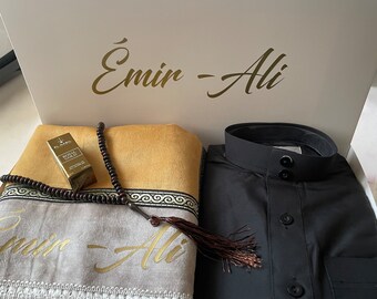 Coffret de qamis avec pantalon et tapis et tasbih musc personnalisé pour enfants