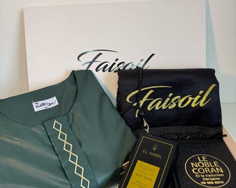 Coffret de Prière Personnalisé Homme – Tapis Brodé, Qamis, Tasbih, Musc Nabil & Coran