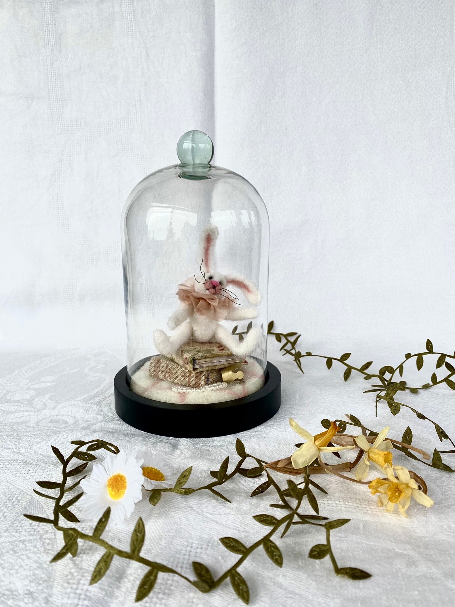 Petit Lapin Blanc en Laine Feutrée Sous Cloche de Verre, Décoration Intérieure, Shabby Style, Cadeau