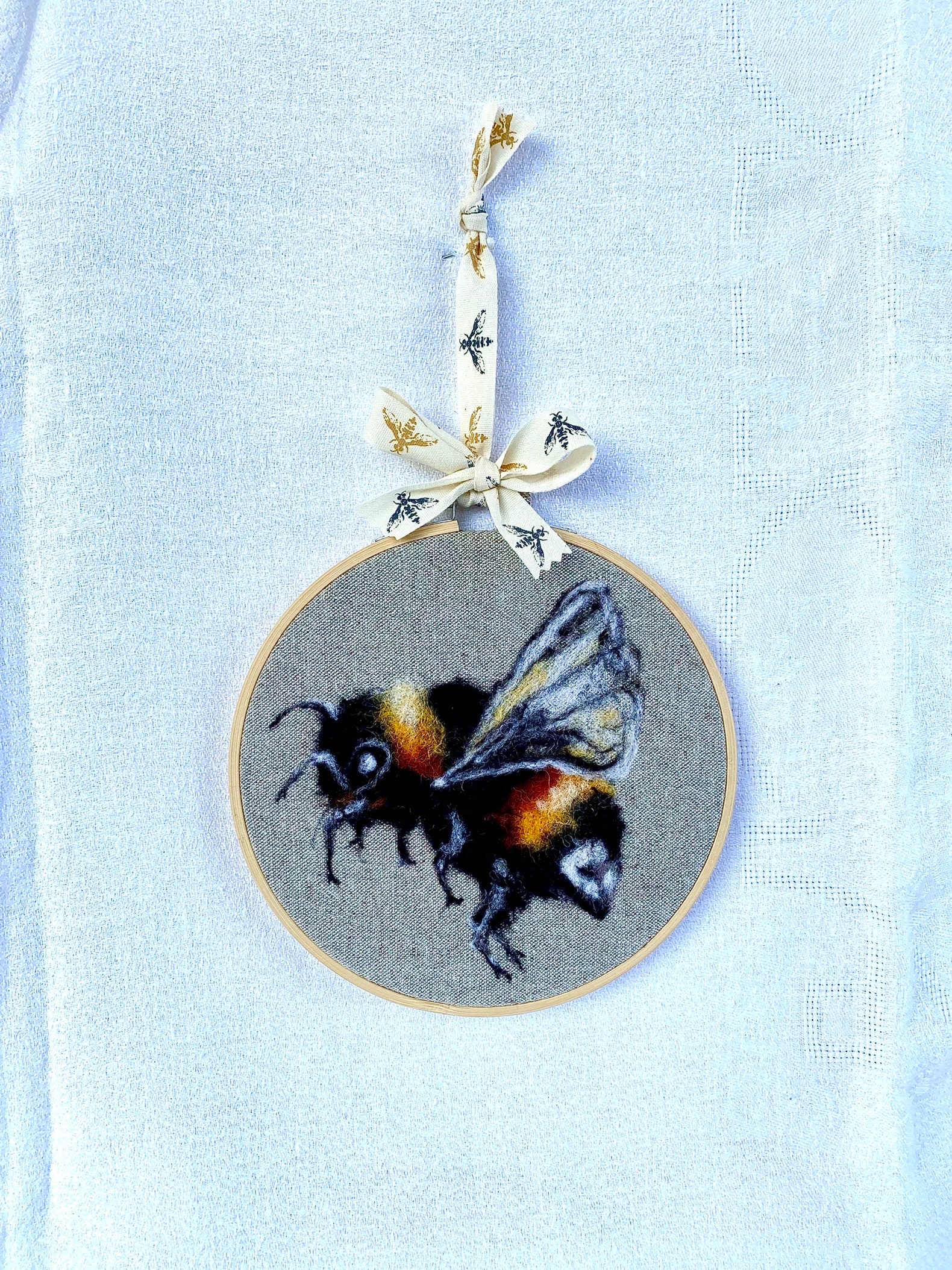 L'abeille, Petit Tableau de Laine sur Toile Lin, Jolie Décoration Maison, Déco Printemps