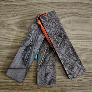 Marcapáginas de circuito grabado en madera de nogal negro (elección de circuito, con cordón de color) - Regalo para aficionados al automovilismo - F1