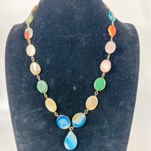 Statement Multicolor Oval Stones Agate Necklace With Teardrop Pendant
