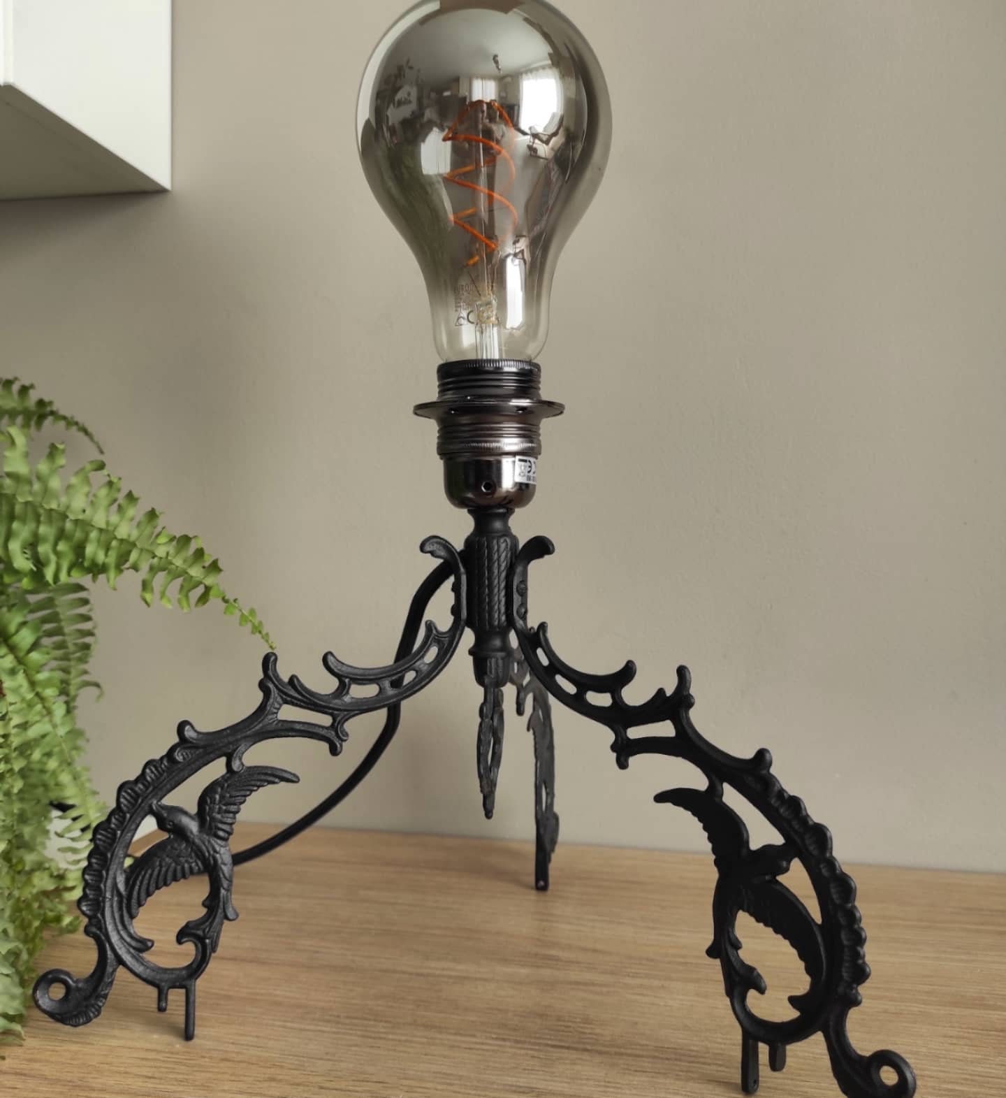 Lampe en Laiton Peinte à La Main Noir Mat Piece Unique Style Gothique