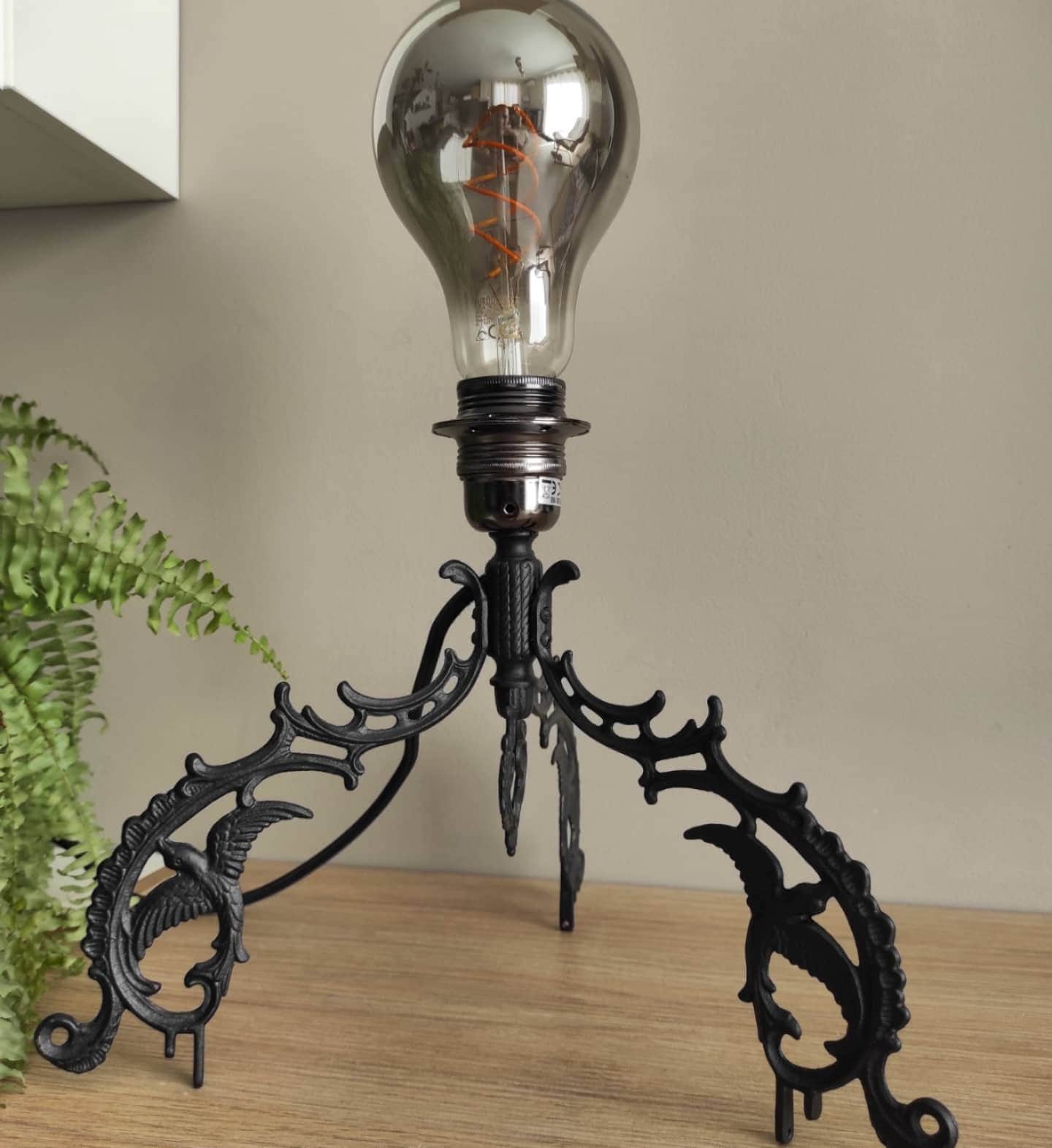 Lampe en Laiton Peinte à La Main Noir Mat Piece Unique Style Gothique