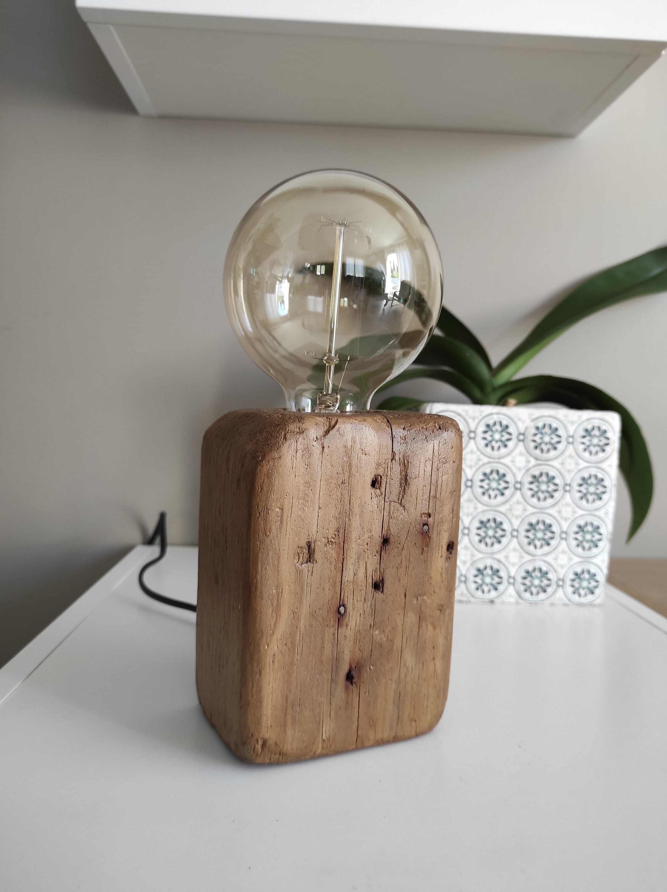 Lampe Artisanale Petit Modèle en Bois Flotté Ambiance Chaleureuse Style Rustique Recupération Pièce 