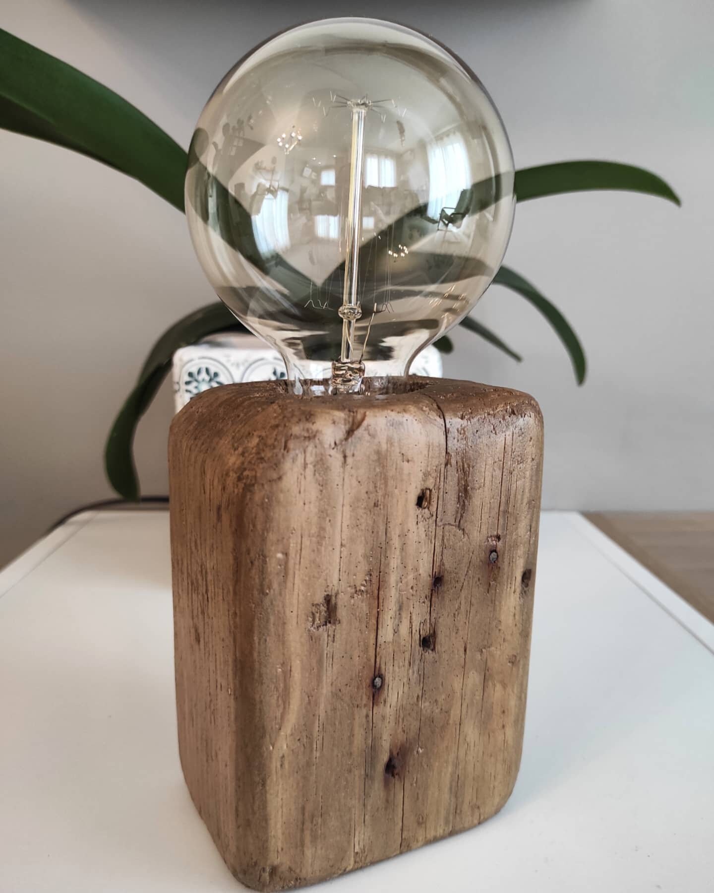 Lampe de table en bois et fer Deyan