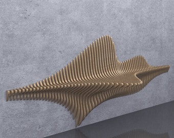 Puede incluir: Un banco de madera con un diseño único en forma de onda. El banco está hecho de muchas láminas delgadas de madera verticales que están curvadas e inclinadas para crear una forma fluida y orgánica. El banco está montado en una pared y parece estar hecho de madera natural.