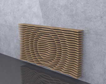 Puede incluir: Un panel de pared de madera con un diseño ondulado abstracto. El panel está hecho de listones de madera delgados y horizontales que están dispuestos en un patrón curvo. El panel está montado en una pared de concreto gris.