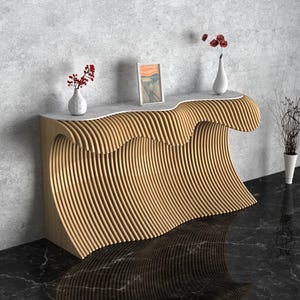 Puede incluir: Una consola de madera moderna con un diseño ondulado. La mesa tiene una tapa blanca y está decorada con pequeños jarrones con flores y una imagen enmarcada. Un jarrón negro con plantas secas está en el suelo.