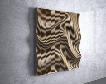 Puede incluir: Una pieza de arte de madera montada en la pared con un diseño ondulado y abstracto. La pieza está hecha de finas tiras de madera verticales que están dispuestas en un patrón fluido.