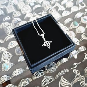 Colgante Nudo de Bruja 12mm fabricado en plata de ley 925