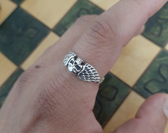 Skull ring with mini wings