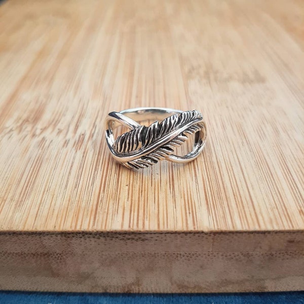 Anillo infinito y pluma fabricado en plata de ley 925/ Sterling Silver Feather Ring / Sterling Silver Ring