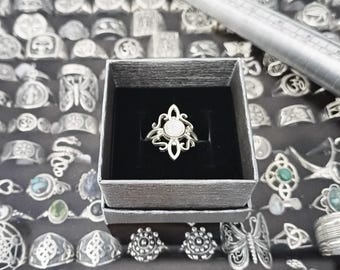 Witch's Knot ring with moonstone made of 925 sterling silver