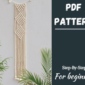 Puede incluir: Un patrón digital PDF para un tapiz de macramé de pared. El patrón incluye instrucciones paso a paso para principiantes. El tapiz de pared está hecho con cordón de color natural y presenta un patrón de diamante.