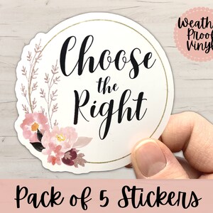 Op de afbeelding: Een pakket van 5 weerbestendige vinyl stickers met een bloemenmotief en de tekst "Choose the Right".