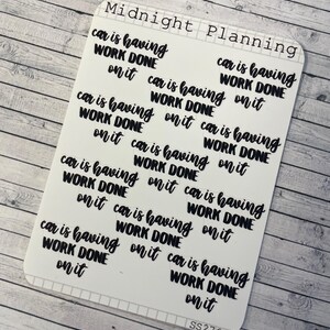 Op de afbeelding: Een vel met zwarte en witte stickers met de tekst "car is having work done on it" die meerdere keren wordt herhaald. De tekst is in een handschriftlijk lettertype. Het vel is gelabeld met "Midnight Planning" en "SS276".