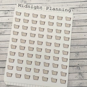 Könnte beinhalten: Eine Blatt mit Aufklebern mit einem beigefarbenen Ordner-Design. Das Blatt trägt oben den Text "Midnight Planning" und unten "SS405".