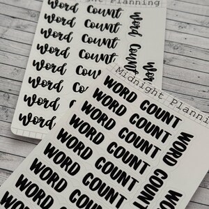 Könnte beinhalten: Eine Blatt mit Aufklebern mit den Worten "Word Count", die mehrmals in einer schwarzen Kursivschrift auf weißem Hintergrund wiederholt werden. Die Aufkleber sind für Planer und Journale gedacht.