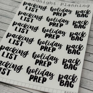 Könnte beinhalten: Eine Blatt mit Aufklebern mit schwarzem Text auf weißem Hintergrund. Die Aufkleber sagen "packing list", "holiday prep" und "pack bag".