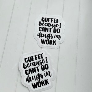 Könnte beinhalten: Zwei weiße Aufkleber mit schwarzem Text, der "COFFEE because I CANT DO drugs in WORK" lautet.