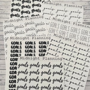 Op de afbeelding: Een set transparante sticker vellen met zwarte letters. De stickers bevatten de woorden "goals" en "GOALS" in verschillende maten en stijlen. De stickers zijn ontworpen voor gebruik in planners en dagboeken.